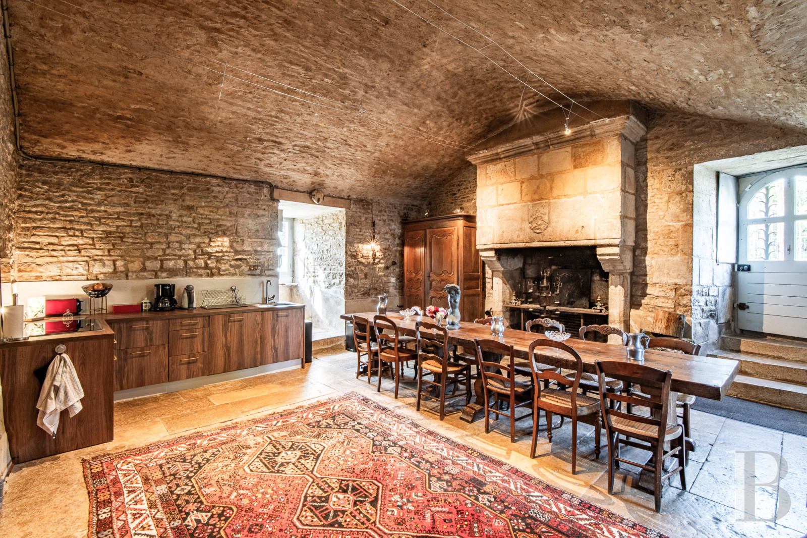 A 15th-century castle overlooking rolling farmland between Poitiers and Angoulême, in the Vienne region. - photo  n°11